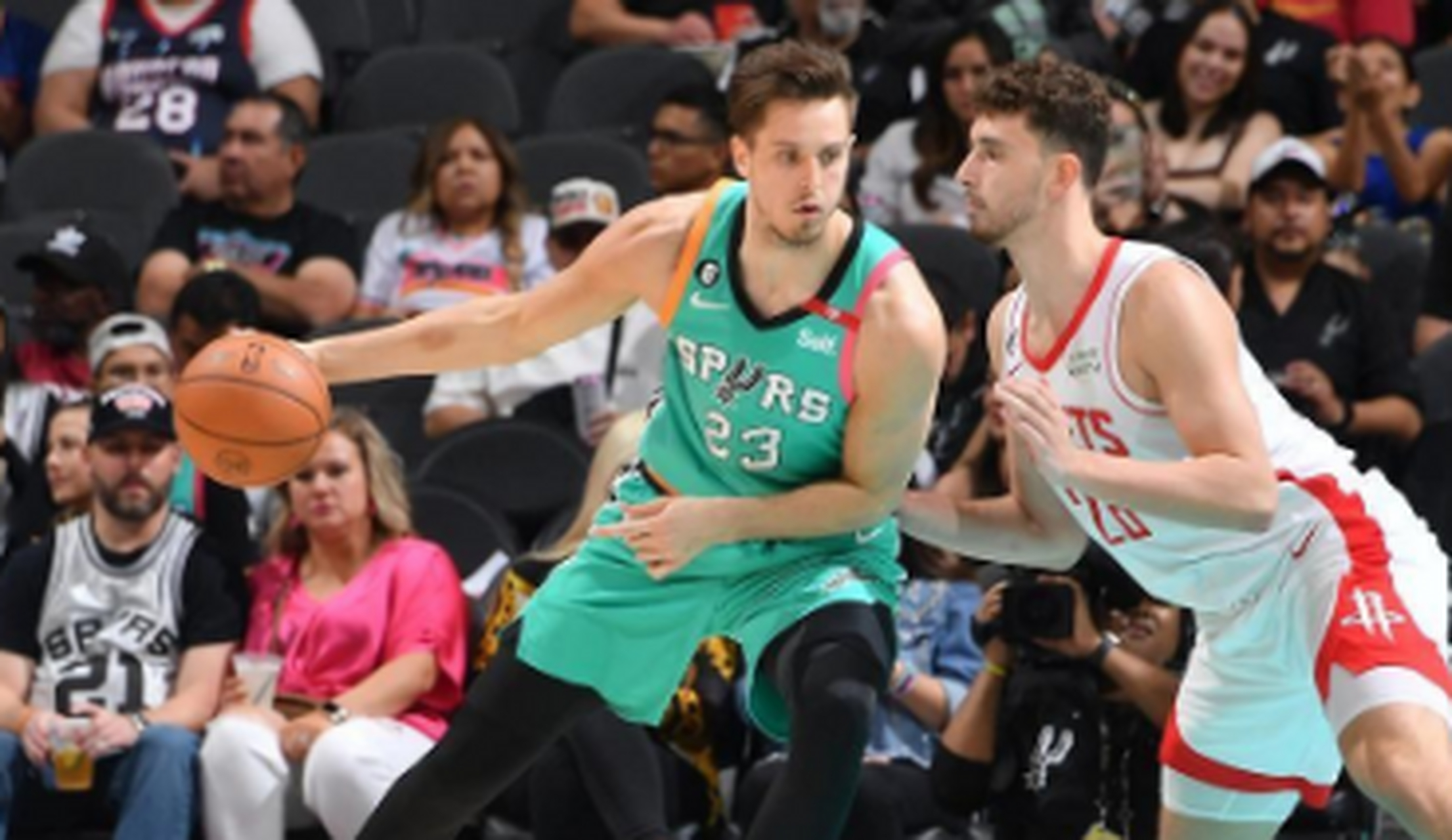 火箭队遭遇马刺队的精彩对决