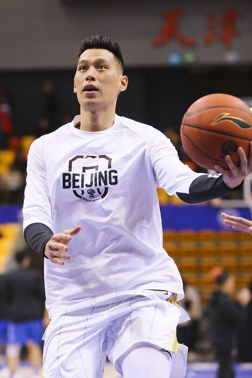 篮球明星林书豪重返CBA联赛，期待再创佳绩