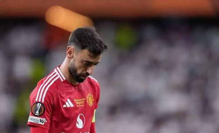 开云体育官网-曼联客场大败，球员表现低迷