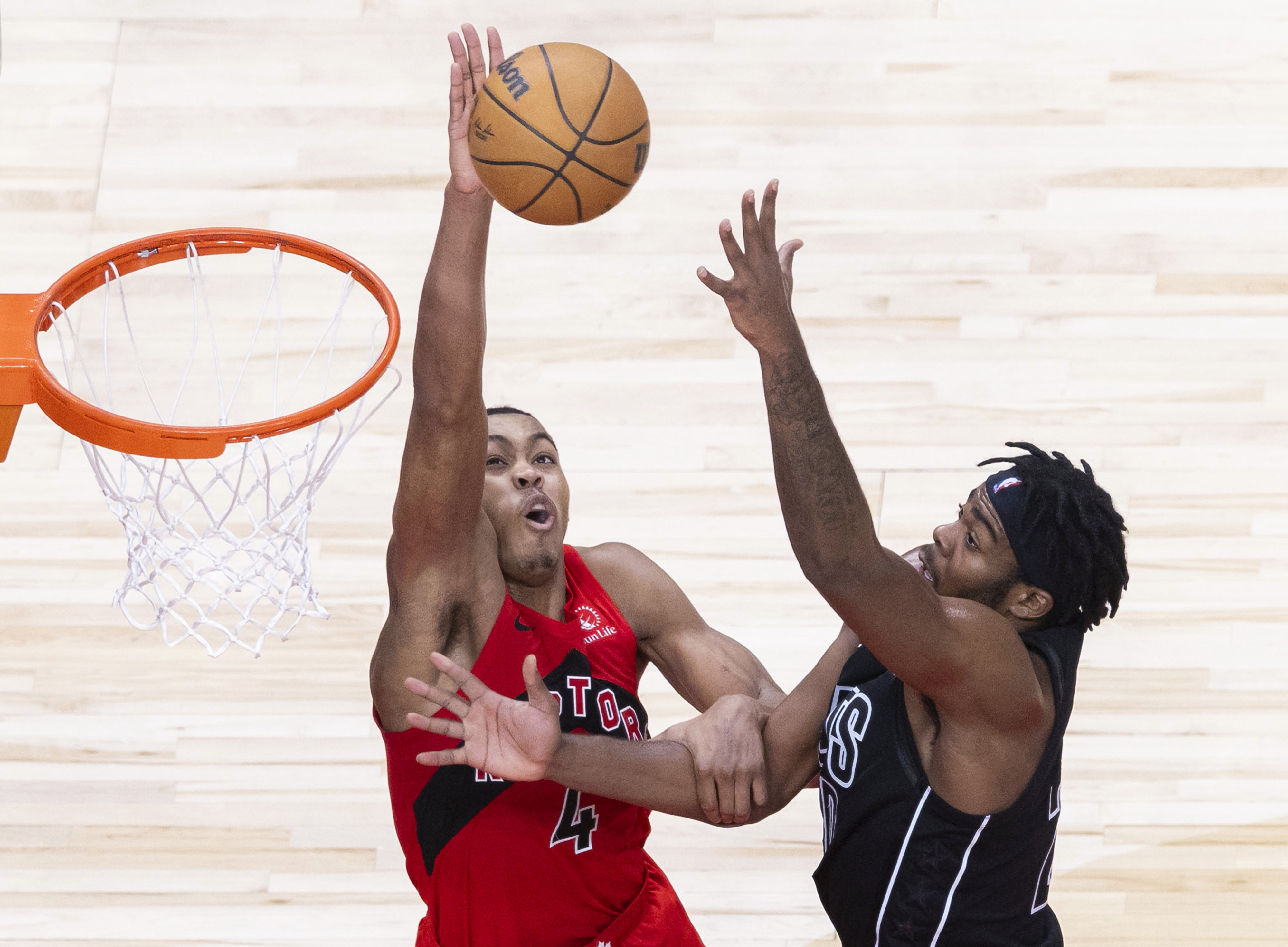 包含猛龙队实力出众，轻松取胜晋级季后赛的词条