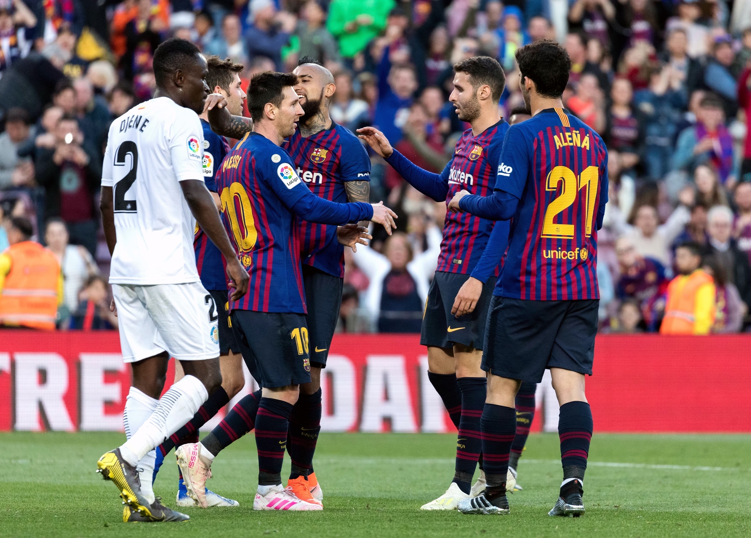 西甲赛场上双方球队实力对抗，角逐激烈的简单介绍