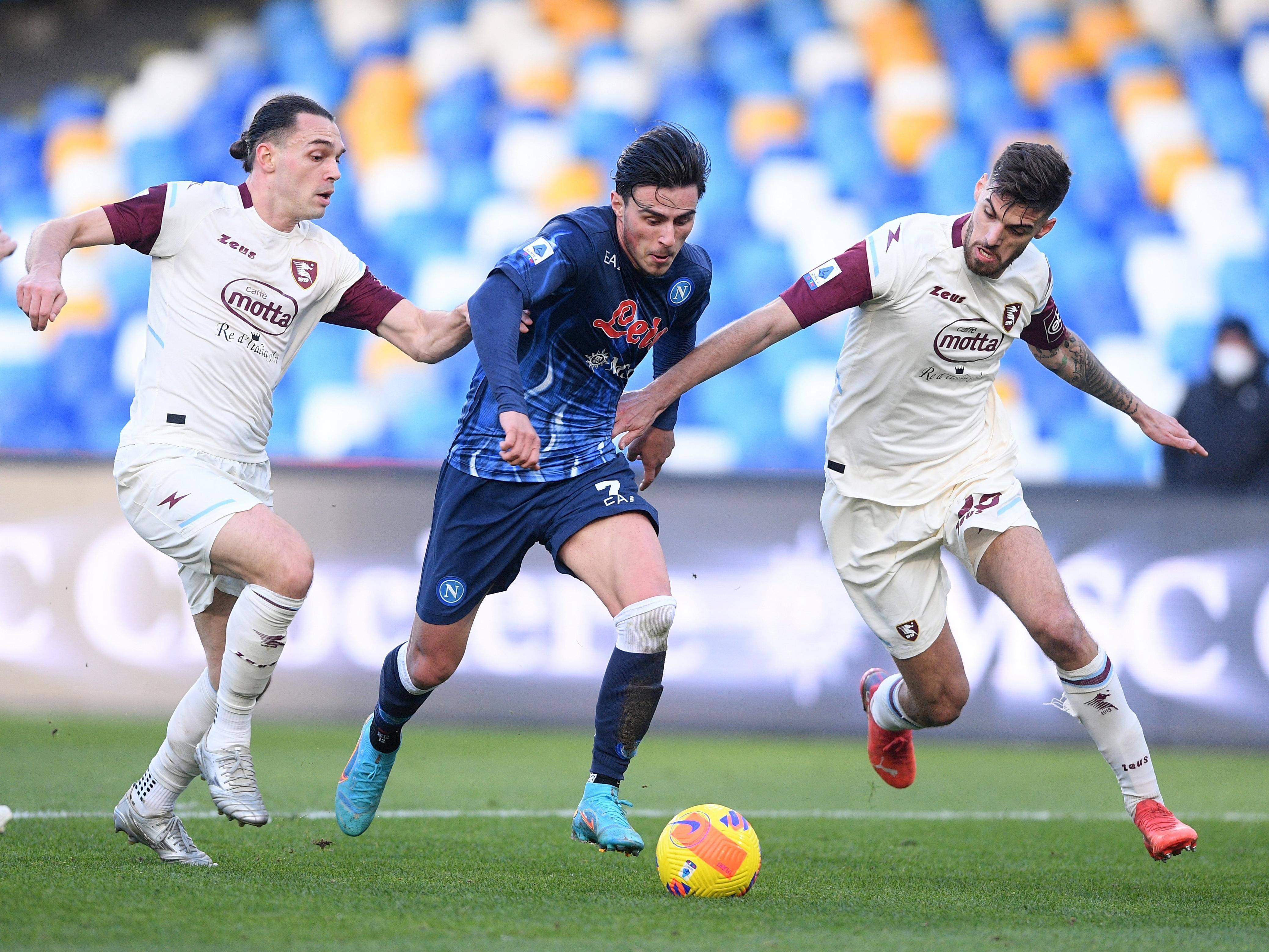 开云平台-精彩的比赛中，球员表现出色，引发球迷狂热的简单介绍