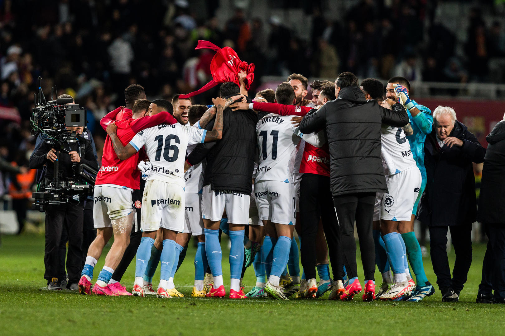 精彩的比赛中,球员表现出色,引发球迷狂热的简单介绍 精彩的比赛中,球员表现出色,引发球迷狂热的简单介绍