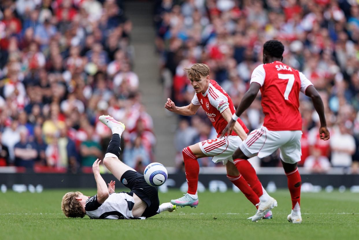 阿森纳登顶英超榜首，内马尔双响领先胜埃弗顿的简单介绍