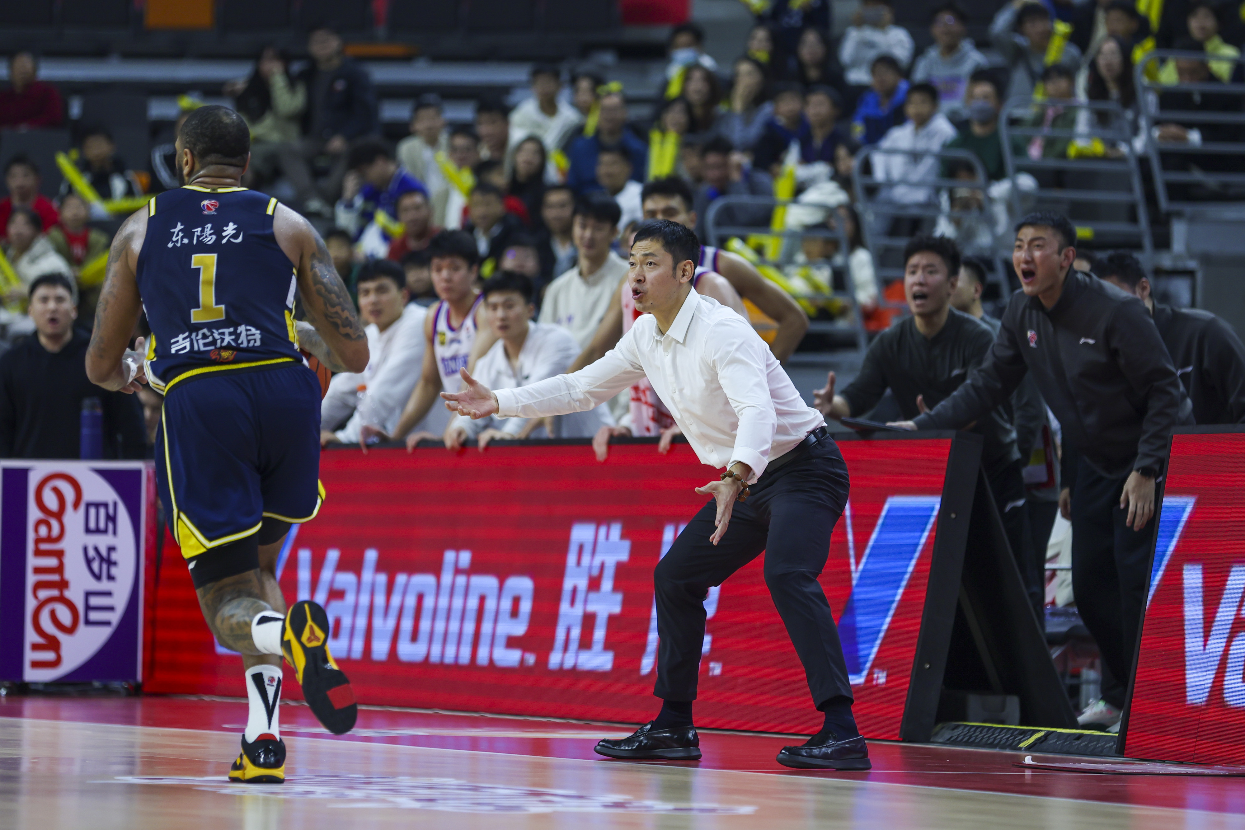 上海男篮备战广东队,尽显实力 上海男篮备战广东队,尽显实力