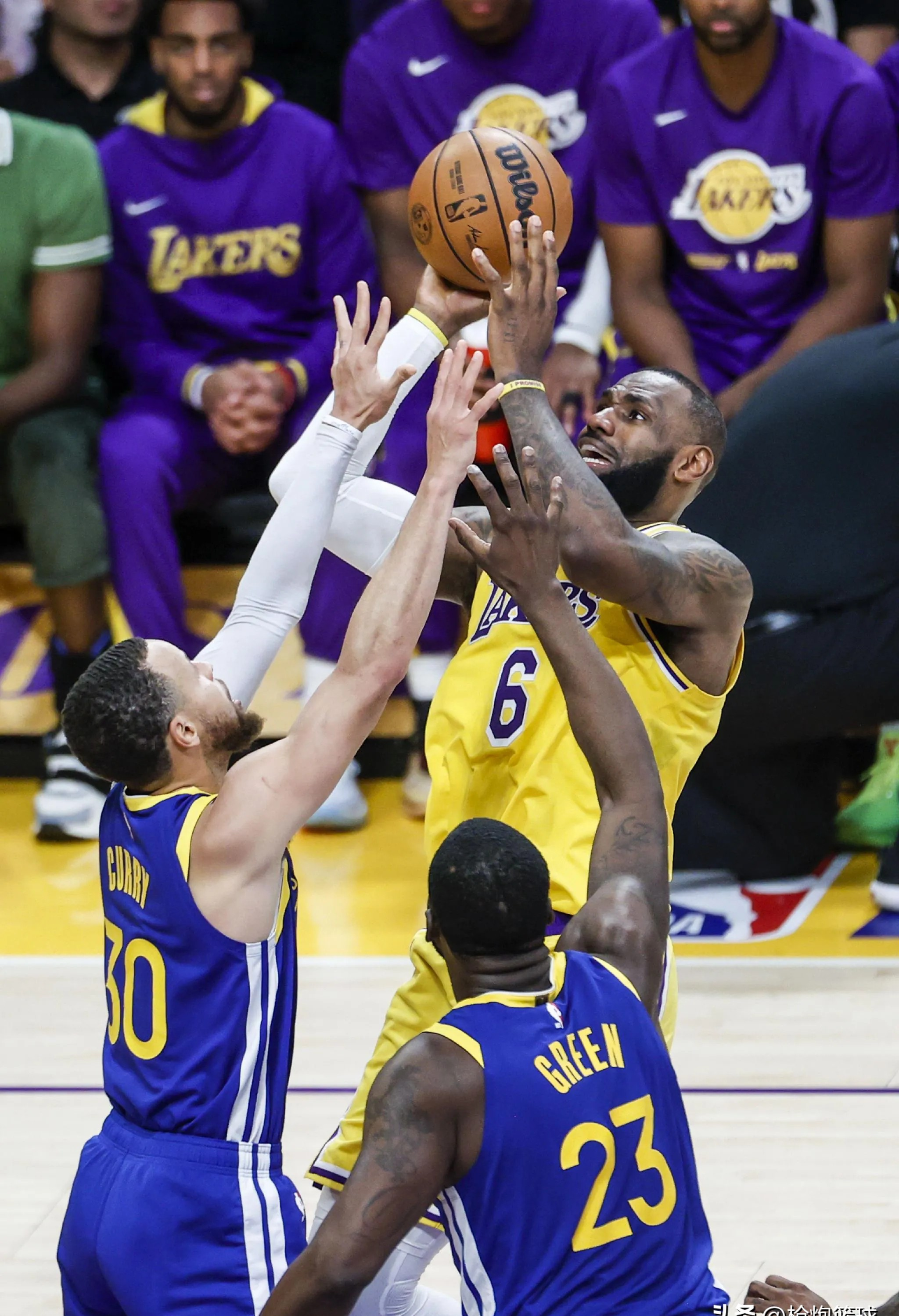 关于湖人绝杀雄鹿，福克斯关键制胜的信息