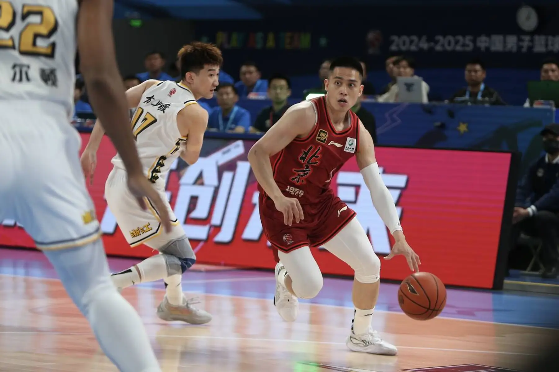 包含勇士逆转深圳队，周琦刷新纪录的词条