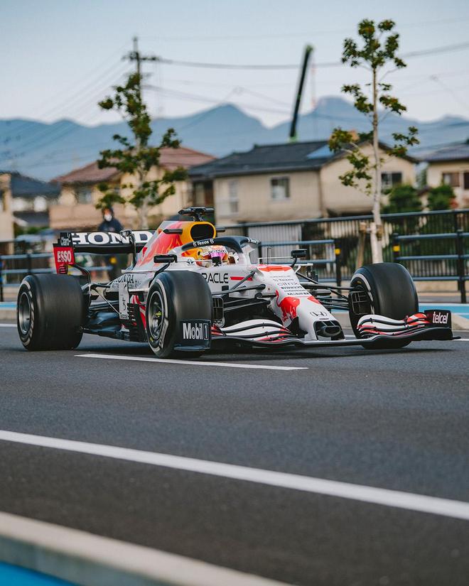 包含红牛二队绝杀雷诺车队，佩雷兹关键制胜的词条