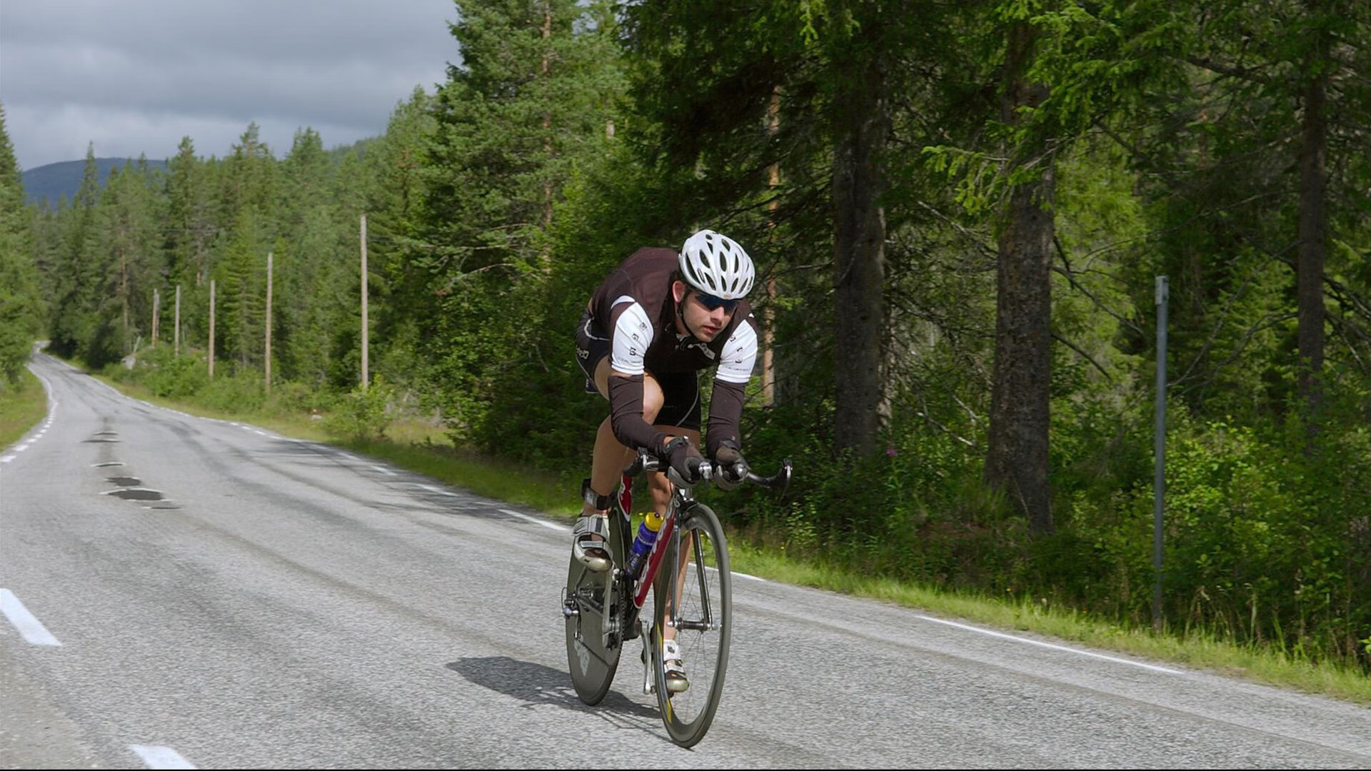从尼日利亚狂胜到李刚仁崛起，足球世界的多元叙事与身份迷思